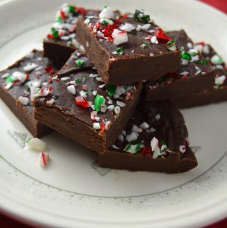 Peppermint fudge recipe just in time for the holidays! Super easy to make, these would make great gifts.