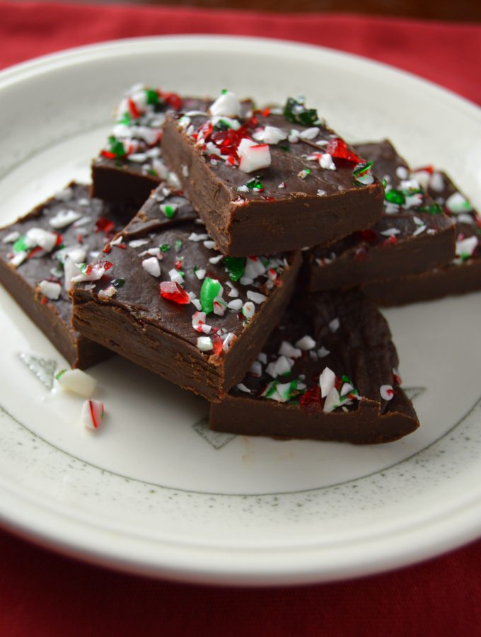 Peppermint fudge recipe just in time for the holidays! Super easy to make, these would make great gifts.