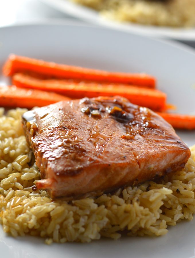 Super easy maple salmon recipe! Made with only 5 ingredients.