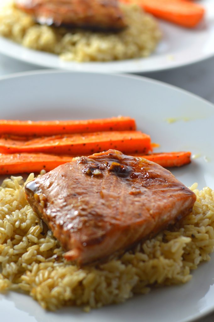 Super easy maple salmon recipe! Made with only 5 ingredients.