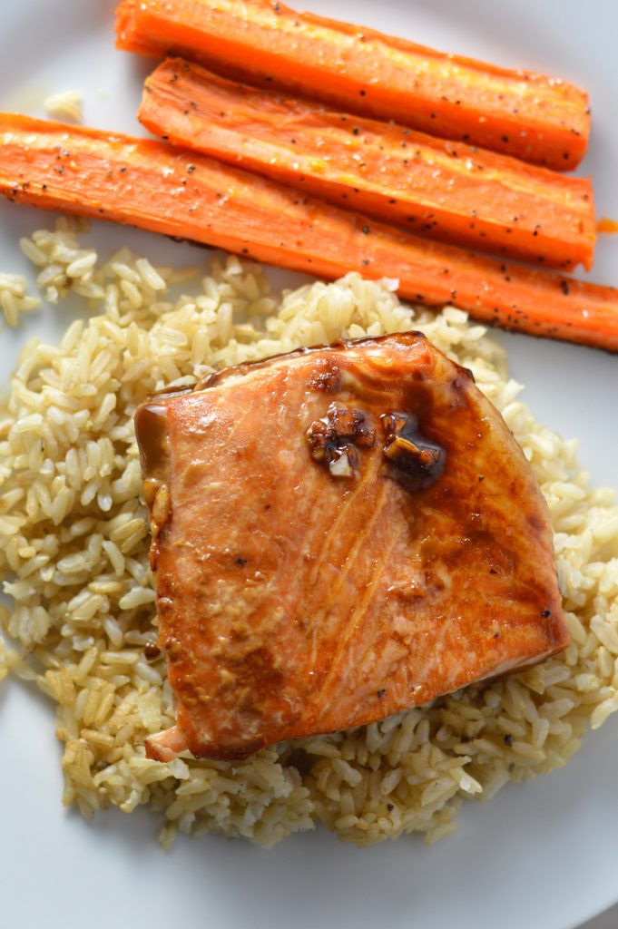 Super easy maple salmon recipe! Made with only 5 ingredients.