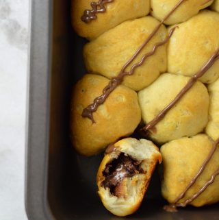 These Nutella filled bread bites are ready in under 35 minutes and are only made with 2 ingredients! So easy to make, they are the perfect weekday breakfast.