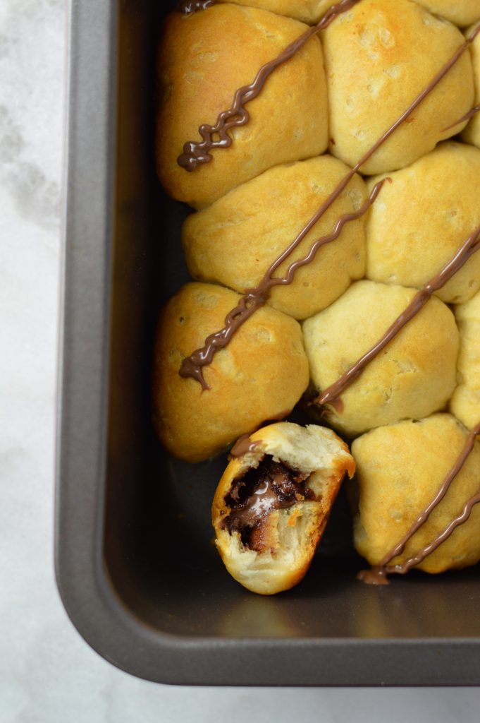 These Nutella filled bread bites are ready in under 35 minutes and are only made with 2 ingredients! So easy to make, they are the perfect weekday breakfast.