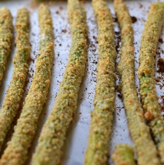 Asparagus fries make the perfect appetiser to any meal. Baked, and covered in breadcrumbs and Parmesan cheese. Made with only 5 ingredients, and super addicting.