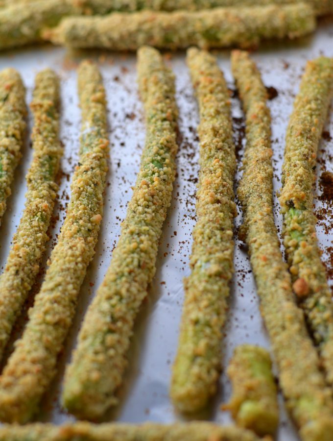 Asparagus fries make the perfect appetiser to any meal. Baked, and covered in breadcrumbs and Parmesan cheese. Made with only 5 ingredients, and super addicting.