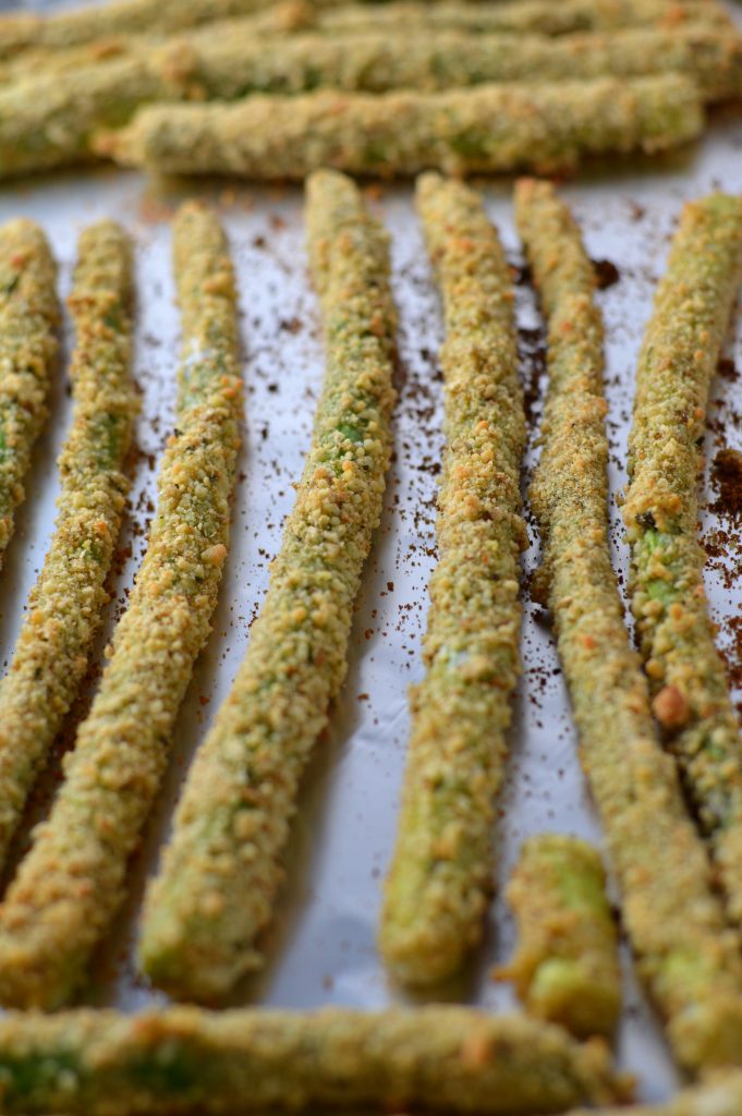 Asparagus fries make the perfect appetiser to any meal. Baked, and covered in breadcrumbs and Parmesan cheese. Made with only 5 ingredients, and super addicting.