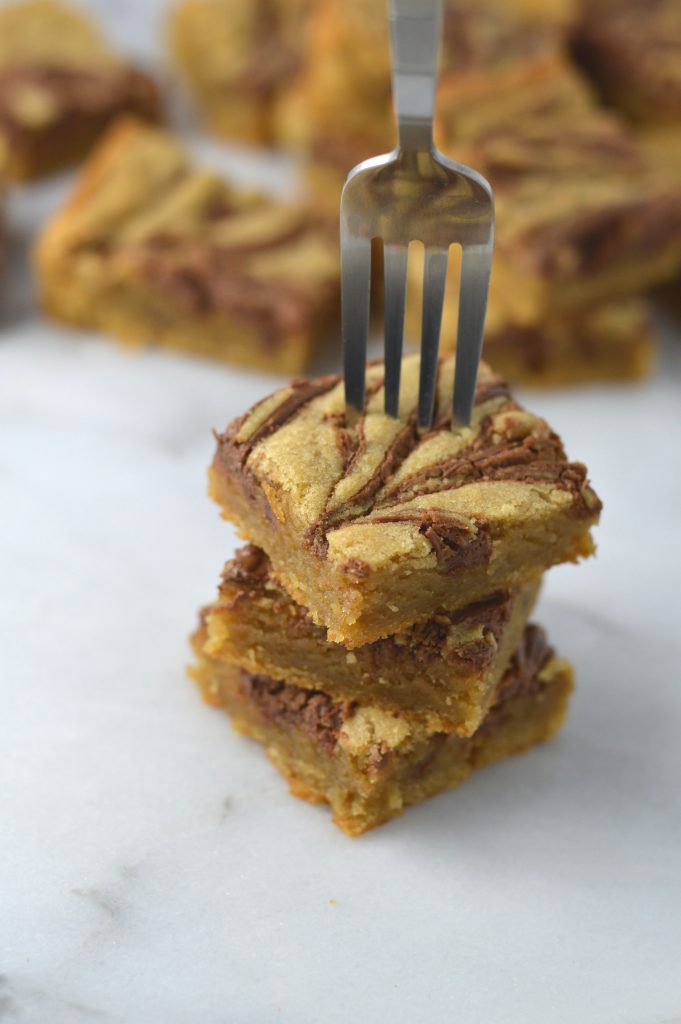 These are the best blondies I have ever made so far! I love me a good chewy blondies recipe. Beautifully swirled with Nutella.