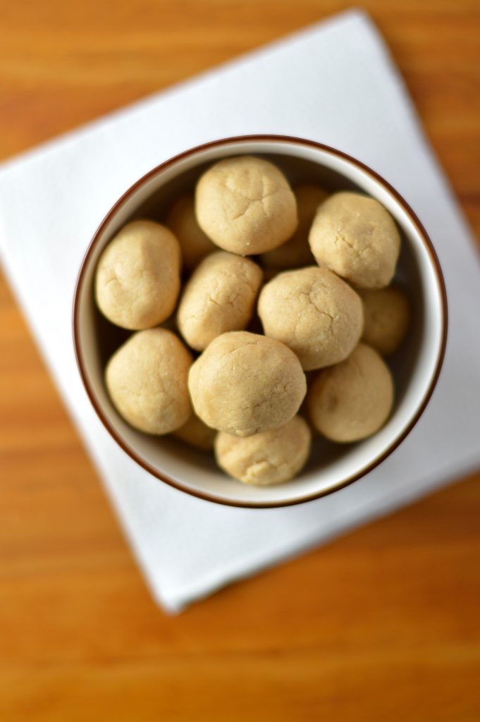 No bake peanut butter protein balls. Made with vanilla whey protein powder, they are vegan, gluten free and made with no refined sugar.