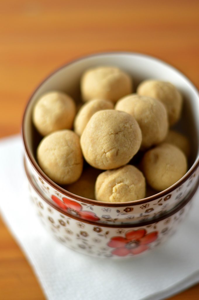 No bake peanut butter protein balls. Made with vanilla whey protein powder, they are vegan, gluten free and made with no refined sugar.