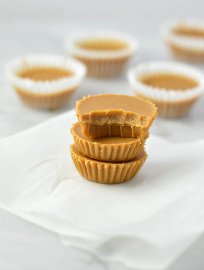 Easy 2 Ingredient Cookie Butter Fudge that can be made with biscoff spread, or whatever your favourite cookie butter may be. Prepared in under 5 minutes, this makes a delicious quick and easy dessert.