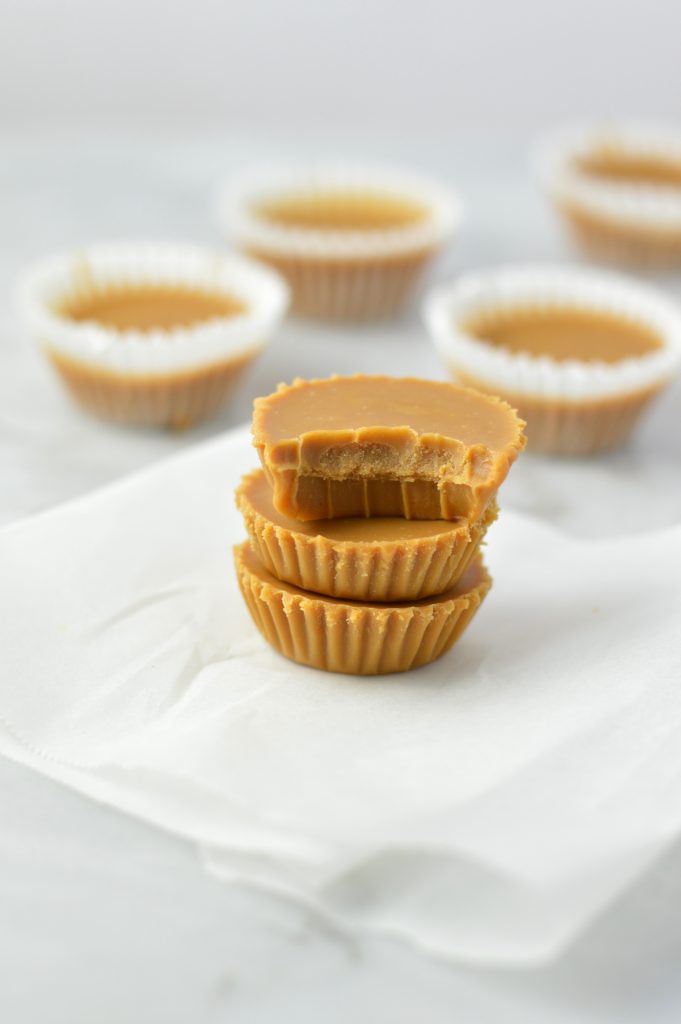 Easy 2 Ingredient Cookie Butter Fudge that can be made with biscoff spread, or whatever your favourite cookie butter may be. Prepared in under 5 minutes, this makes a delicious quick and easy dessert.