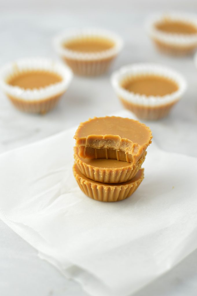 Easy 2 Ingredient Cookie Butter Fudge that can be made with biscoff spread, or whatever your favourite cookie butter may be. Prepared in under 5 minutes, this makes a delicious quick and easy dessert.