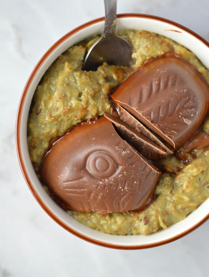 This Easter Chocolate Matcha Oatmeal is the perfect recipe to make on Easter morning. So easy to make, this breakfast is a real treat.