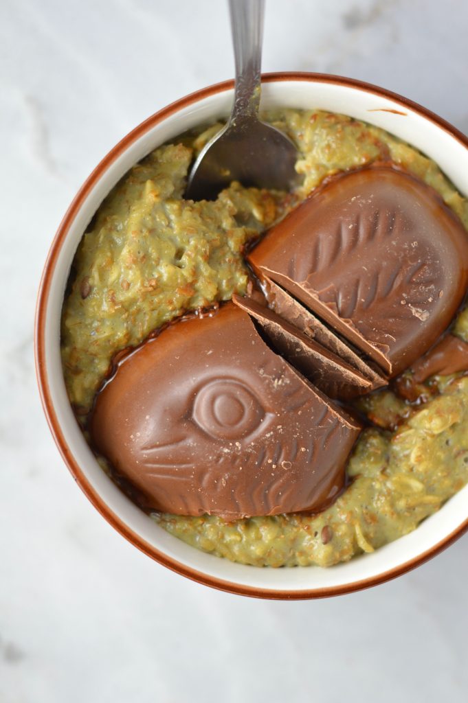 This Easter Chocolate Matcha Oatmeal is the perfect recipe to make on Easter morning. So easy to make, this breakfast is a real treat.