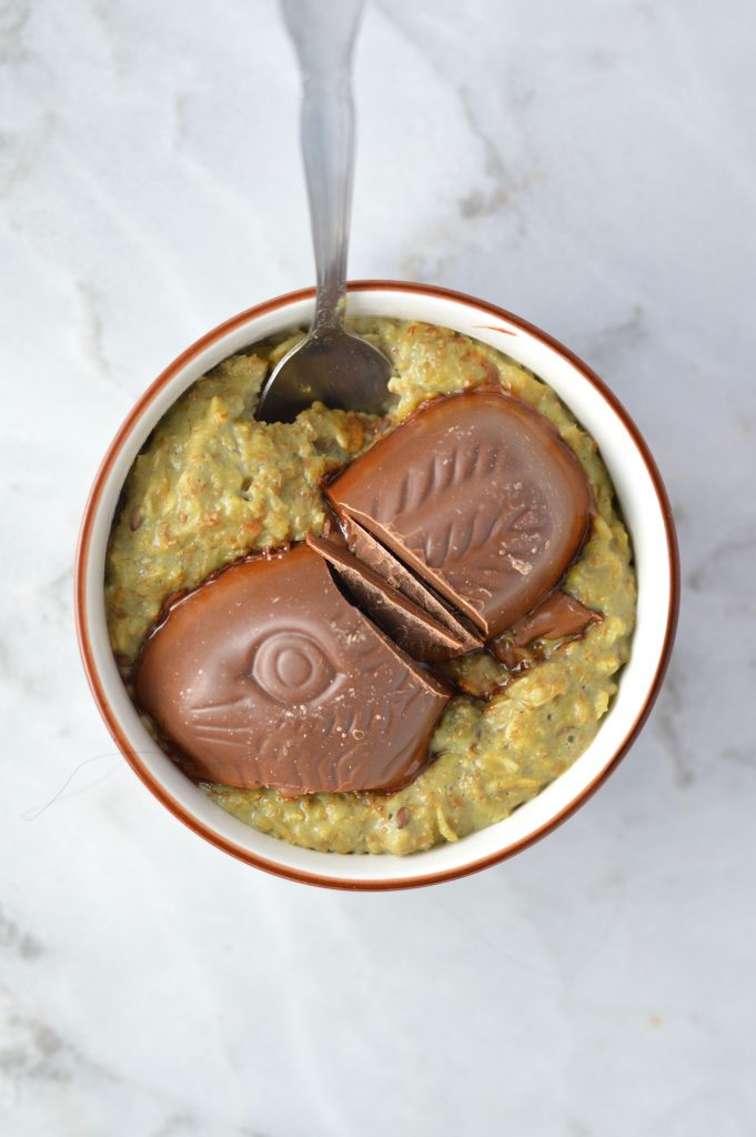 This Easter Chocolate Matcha Oatmeal is the perfect recipe to make on Easter morning. So easy to make, this breakfast is a real treat.