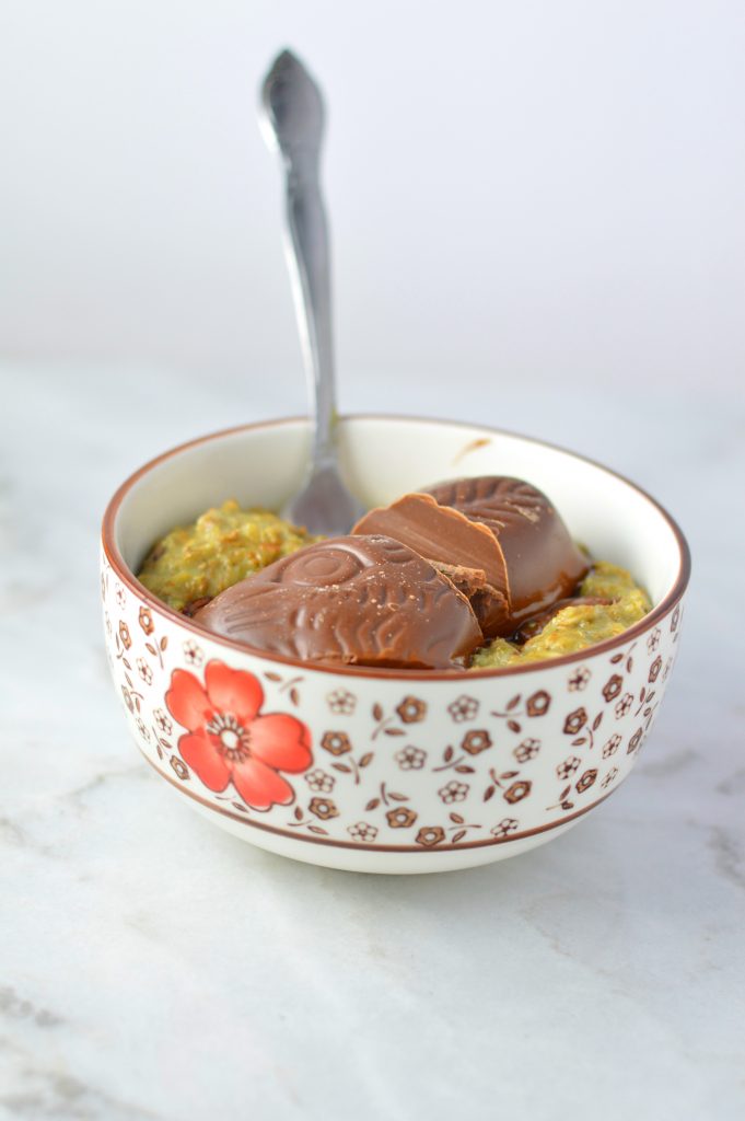 This Easter Chocolate Matcha Oatmeal is the perfect recipe to make on Easter morning. So easy to make, this breakfast is a real treat.