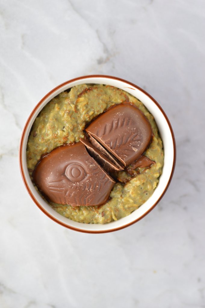 This Easter Chocolate Matcha Oatmeal is the perfect recipe to make on Easter morning. So easy to make, this breakfast is a real treat.