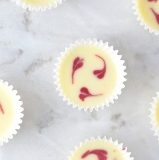 Super easy to make Valentine's Day Mini White Chocolate Cups recipe. The perfect dessert to make for your loved one, for your friends or as a treat for yourself.