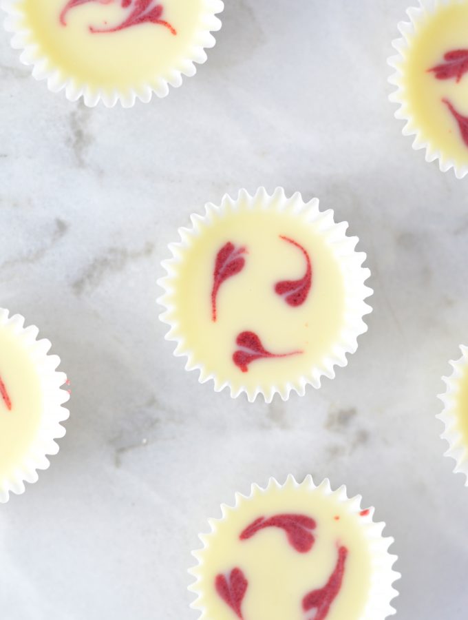 Super easy to make Valentine's Day Mini White Chocolate Cups recipe. The perfect dessert to make for your loved one, for your friends or as a treat for yourself.