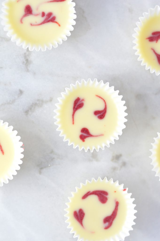 Super easy to make Valentine's Day Mini White Chocolate Cups recipe. The perfect dessert to make for your loved one, for your friends or as a treat for yourself.