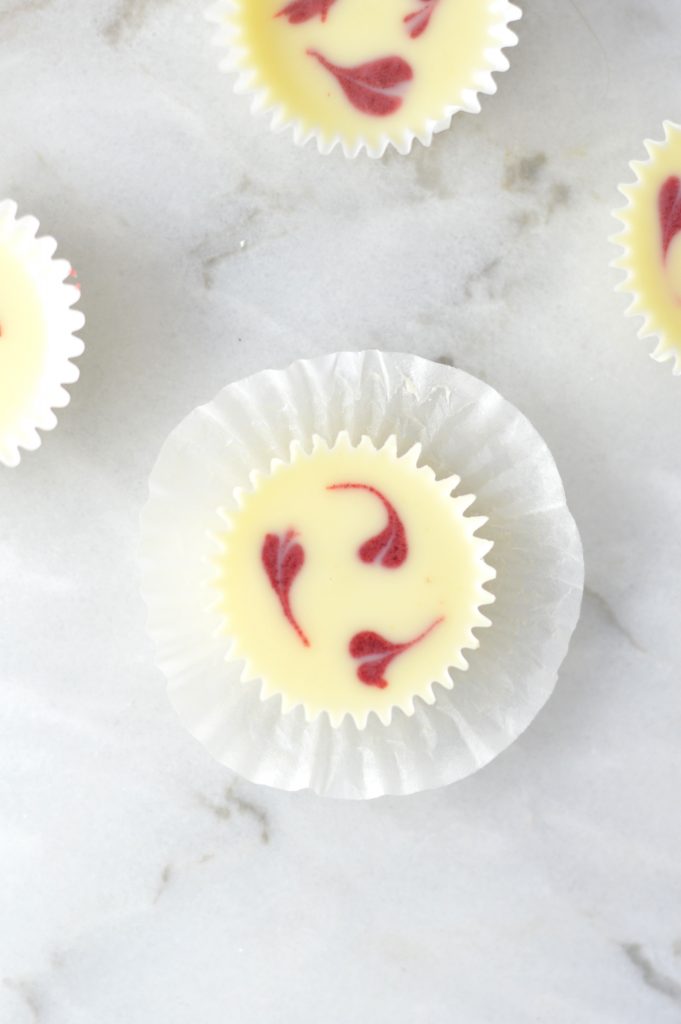 Super easy to make Valentine's Day Mini White Chocolate Cups recipe. The perfect dessert to make for your loved one, for your friends or as a treat for yourself.