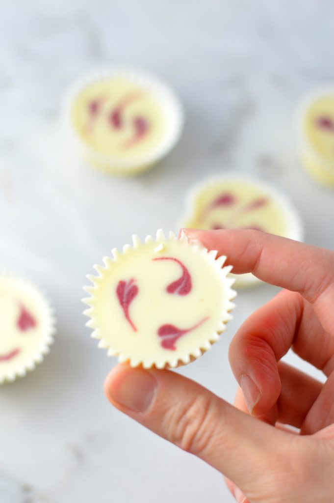 Super easy to make Valentine's Day Mini White Chocolate Cups recipe. The perfect dessert to make for your loved one, for your friends or as a treat for yourself.