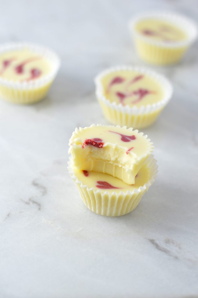 Super easy to make Valentine's Day Mini White Chocolate Cups recipe. The perfect dessert to make for your loved one, for your friends or as a treat for yourself.