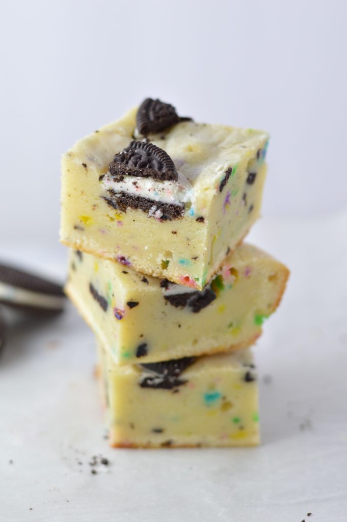 Easy Birthday Cake Oreo Blondies recipe. Made with white chocolate and 5 other ingredients, these quick bars make a great dessert or nut free snack idea.