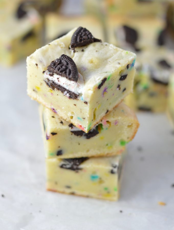 Easy Birthday Cake Oreo Blondies recipe. Made with white chocolate and 5 other ingredients, these quick bars make a great dessert or nut free snack idea.