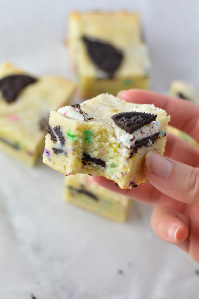 Easy Birthday Cake Oreo Blondies recipe. Made with white chocolate and 5 other ingredients, these quick bars make a great dessert or nut free snack idea.