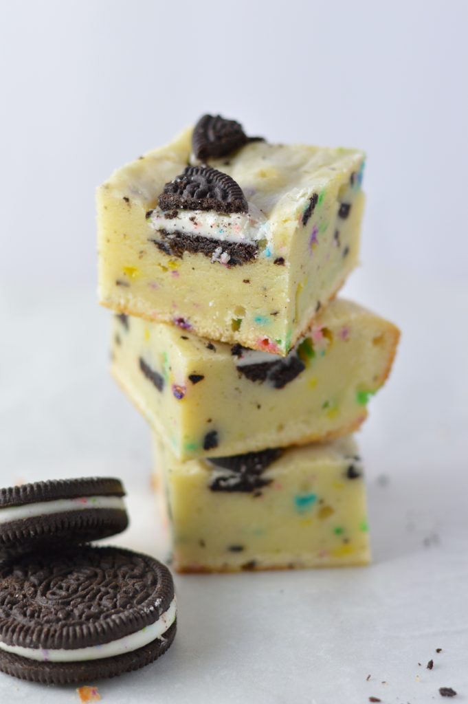 Easy Birthday Cake Oreo Blondies recipe. Made with white chocolate and 5 other ingredients, these quick bars make a great dessert or nut free snack idea.