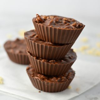 Easy Crispy Chocolate and Peanut Butter Cups recipe. Crunchy, sweet, salty and super delicious, this makes a great last minute dessert idea.