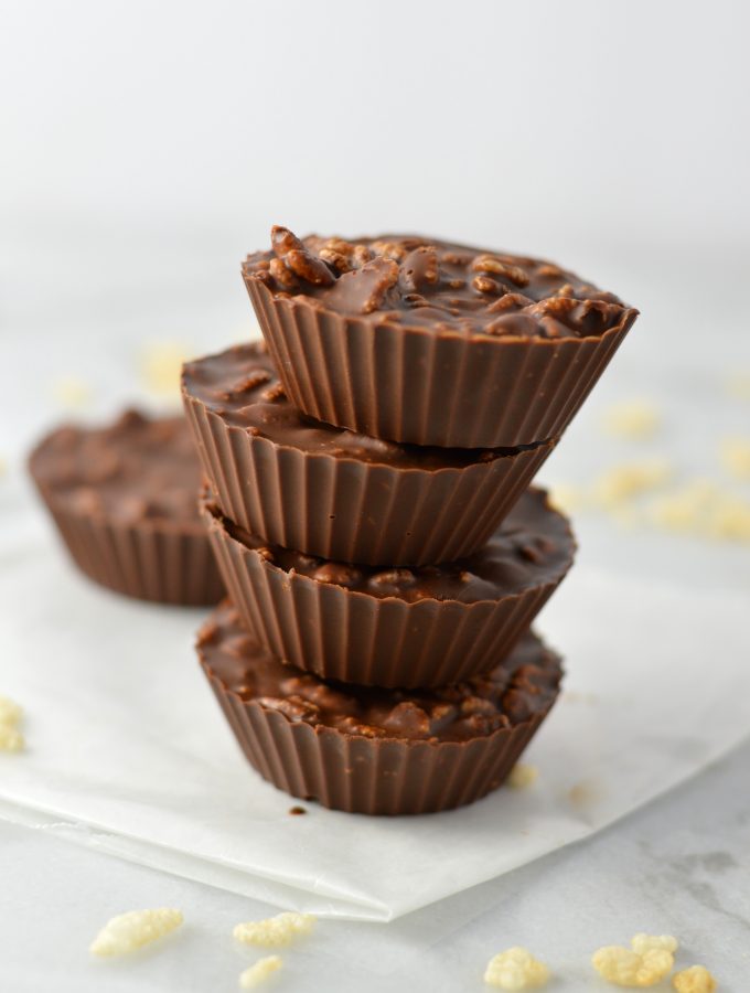 Easy Crispy Chocolate and Peanut Butter Cups recipe. Crunchy, sweet, salty and super delicious, this makes a great last minute dessert idea.