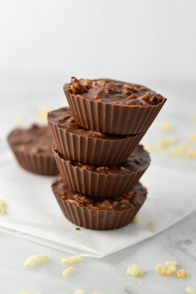 Easy Crispy Chocolate and Peanut Butter Cups recipe. Crunchy, sweet, salty and super delicious, this makes a great last minute dessert idea.