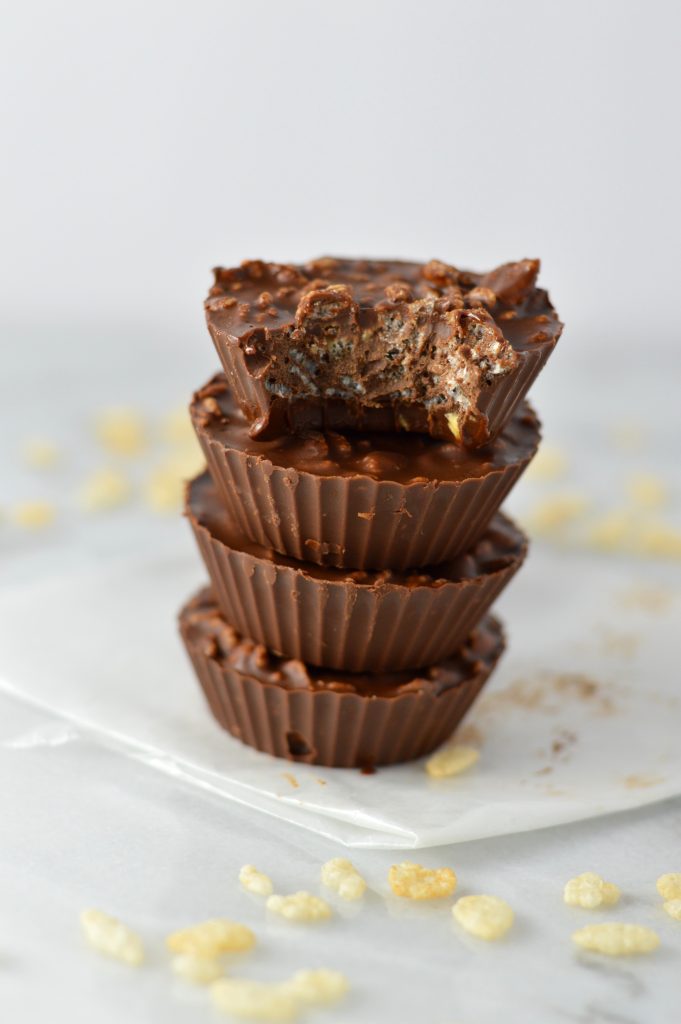 Easy Crispy Chocolate and Peanut Butter Cups recipe. Crunchy, sweet, salty and super delicious, this makes a great last minute dessert idea.