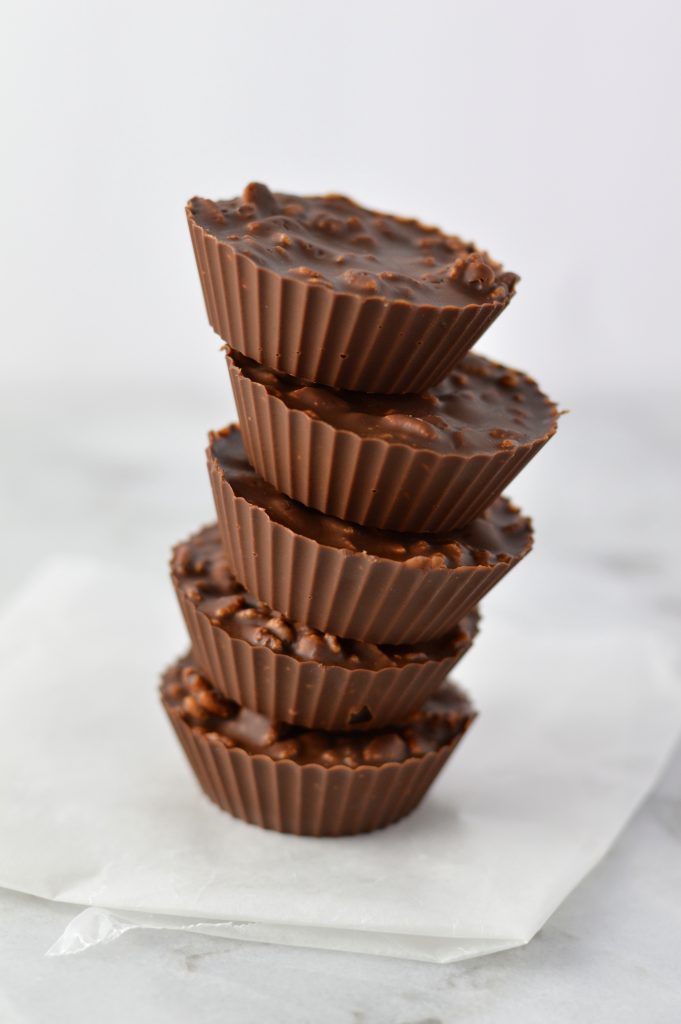 Easy Crispy Chocolate and Peanut Butter Cups recipe. Crunchy, sweet, salty and super delicious, this makes a great last minute dessert idea.