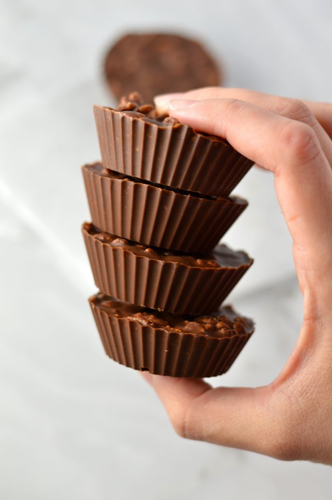 Easy Crispy Chocolate and Peanut Butter Cups recipe. Crunchy, sweet, salty and super delicious, this makes a great last minute dessert idea.