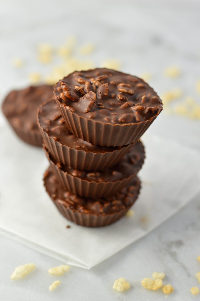 Easy Crispy Chocolate and Peanut Butter Cups recipe. Crunchy, sweet, salty and super delicious, this makes a great last minute dessert idea.