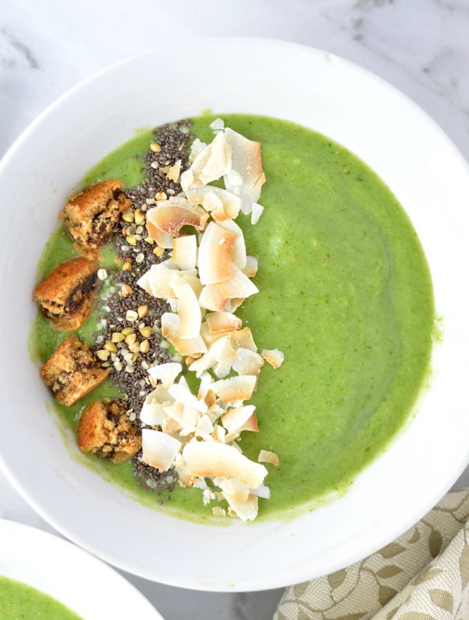 Fruit and Vegetable Smoothie Bowl recipe for a healthy breakfast. This green smoothie is made with frozen avocado, spinach, apple, pineapple and banana.