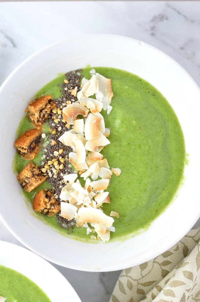 Fruit and Vegetable Smoothie Bowl recipe for a healthy breakfast. This green smoothie is made with frozen avocado, spinach, apple, pineapple and banana.