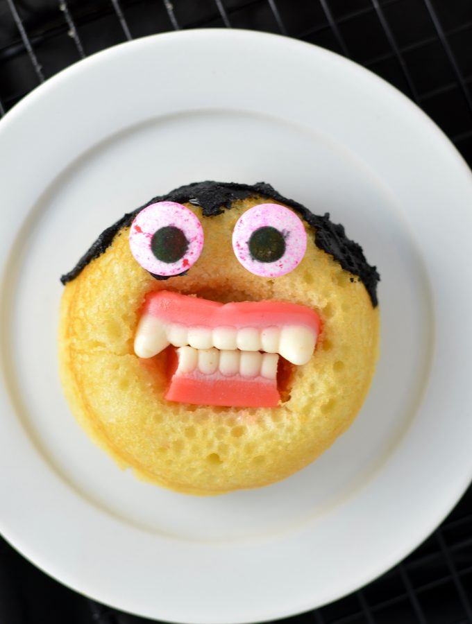 Halloween Baked Vampire Doughnuts recipe. Super quick and easy to make, this is so much fun for kids and adults alike.