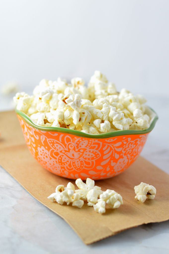 Nooch Popcorn is the perfect vegan and gluten free snack. Made with nutritional yeast and without oil, it is a great healthy recipe.