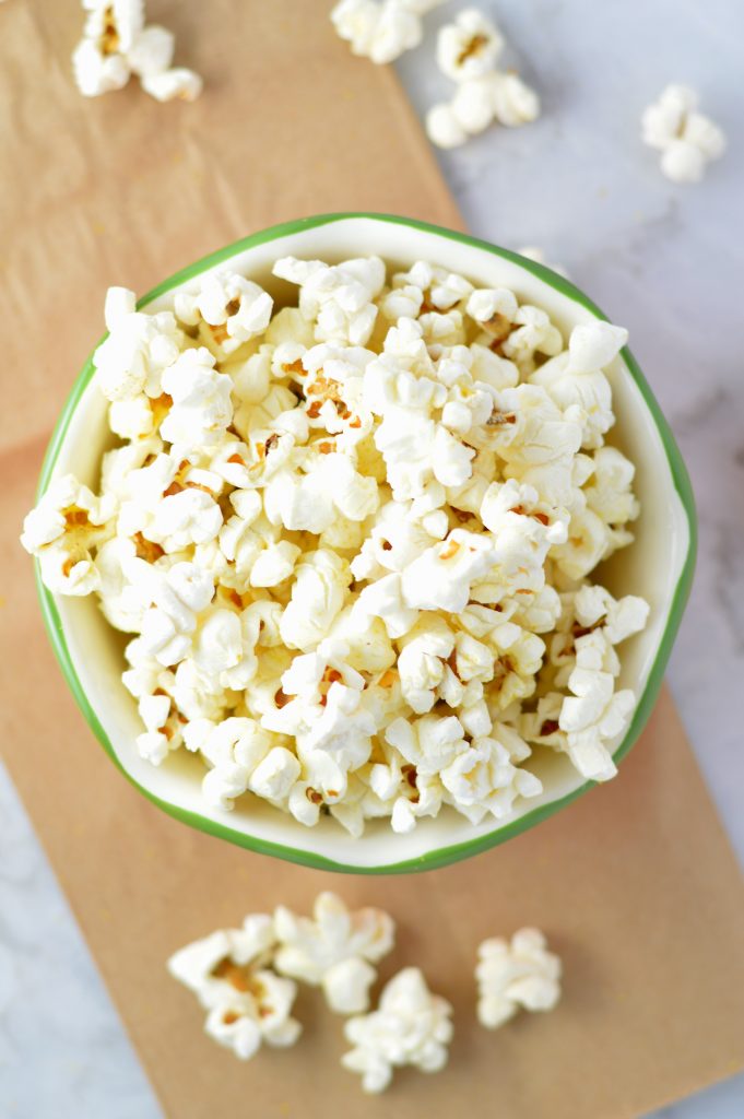 Nooch Popcorn is the perfect vegan and gluten free snack. Made with nutritional yeast and without oil, it is a great healthy recipe.