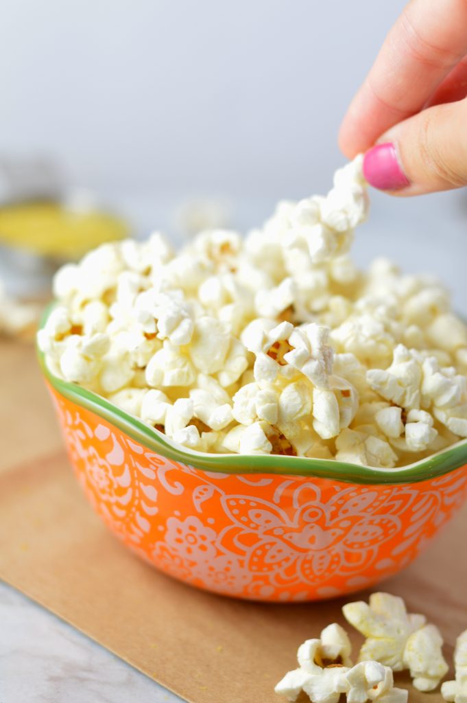 Nooch Popcorn is the perfect vegan and gluten free snack. Made with nutritional yeast and without oil, it is a great healthy recipe.