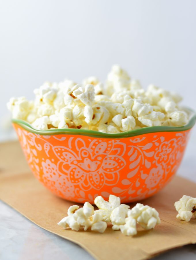 Nooch Popcorn is the perfect vegan and gluten free snack. Made with nutritional yeast and without oil, it is a great healthy recipe.