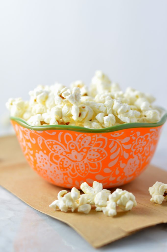 Nooch Popcorn is the perfect vegan and gluten free snack. Made with nutritional yeast and without oil, it is a great healthy recipe.