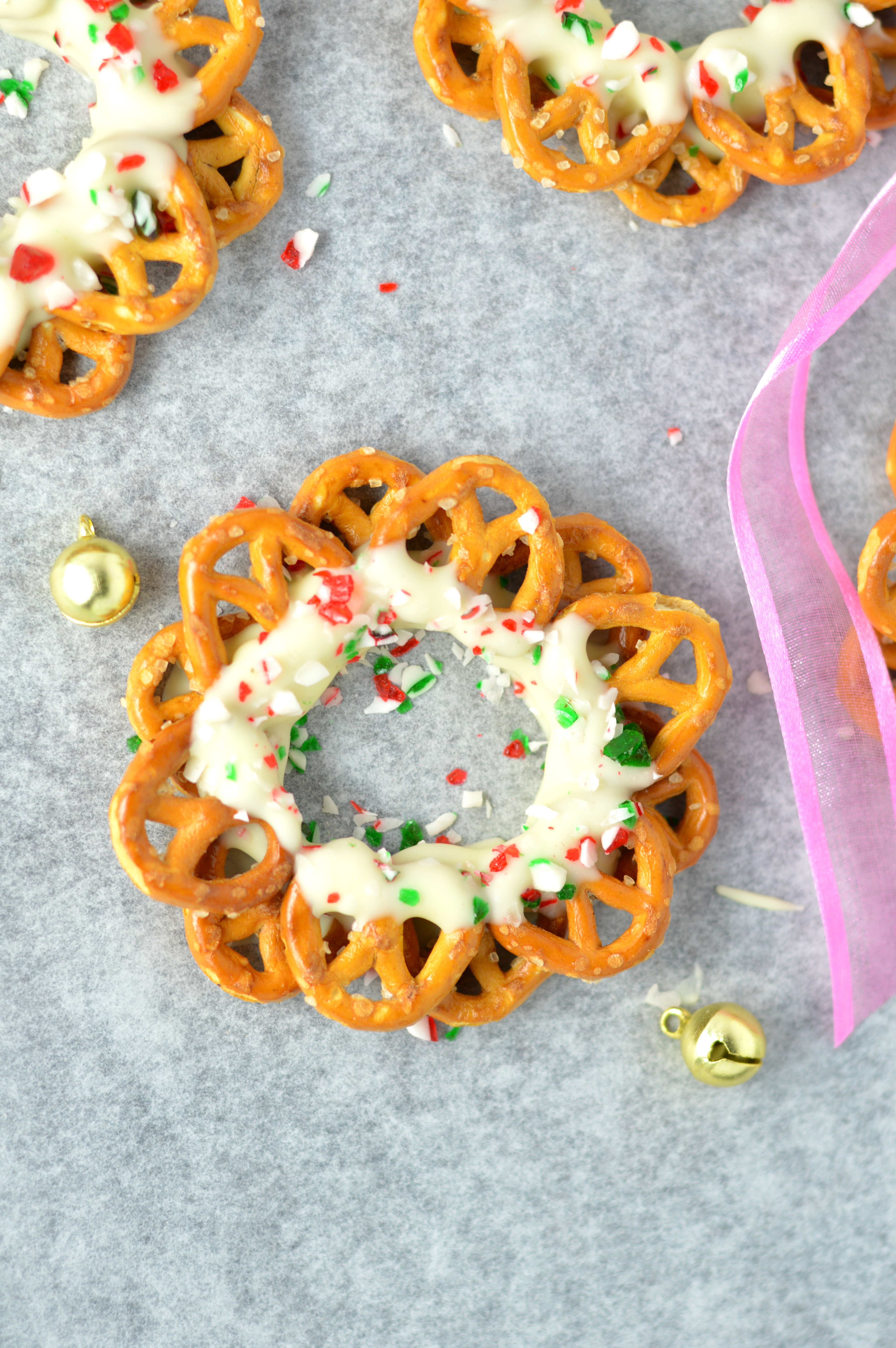 Easy Peppermint Pretzel Christmas Wreaths recipe. Perfect for a quick and simple last minute dessert idea.