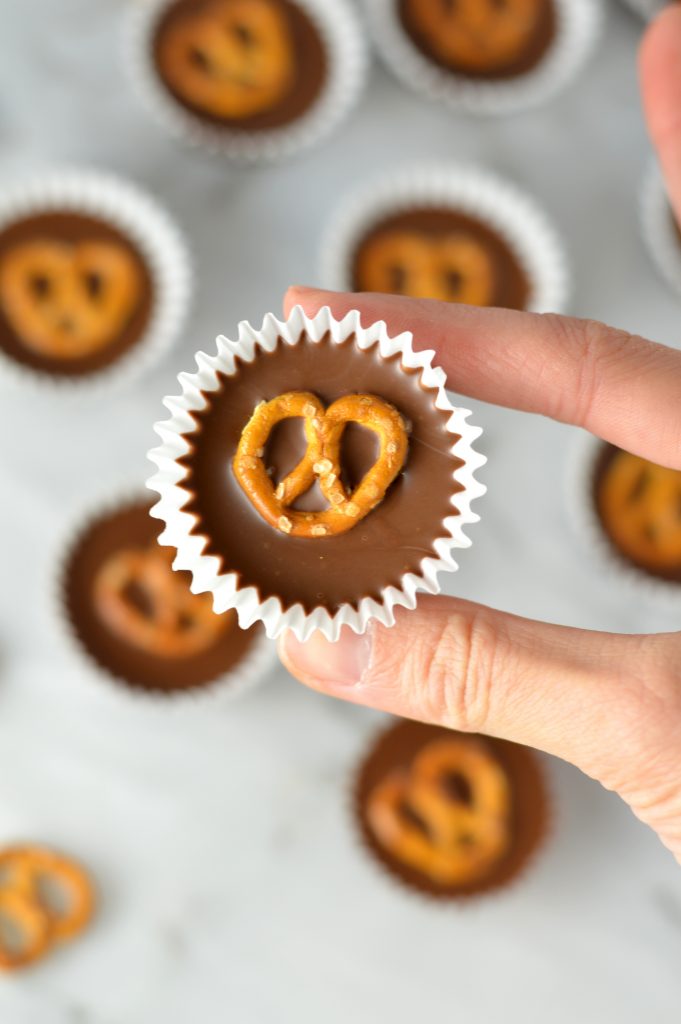 Easy Mini Nutella Pretzel Cups recipe. These decadent bites are perfect for a last minute dessert idea, and will satisfy your sweet tooth.