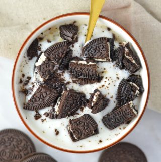 Quick and easy Cookies and Cream Oatmeal recipe. A decadent breakfast idea that tastes like dessert. Topped with Oreo cookies and yogurt.