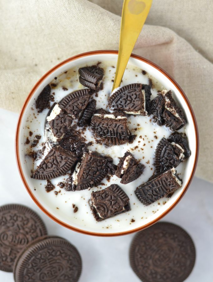 Quick and easy Cookies and Cream Oatmeal recipe. A decadent breakfast idea that tastes like dessert. Topped with Oreo cookies and yogurt.